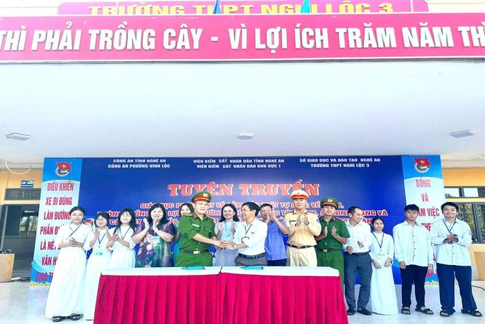 Công an phường Vinh Lộc và Trường THPT Nghi Lộc 3 ký kết quy chế phối hợp bảo đảm an ninh, trật tự trong nhà trường.
