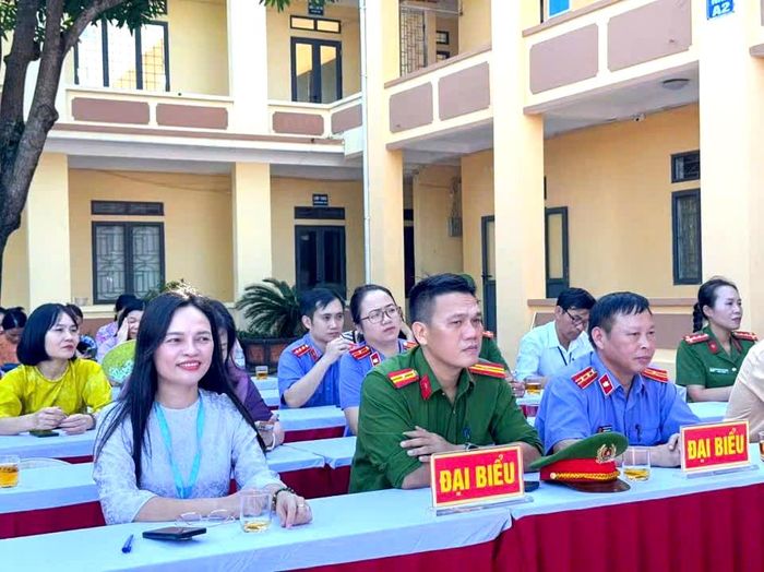 Chương trình có sự tham gia của lực lượng Công an, Viện Kiểm sát cùng cán bộ, giáo viên Trường THPT Nghi Lộc 3.