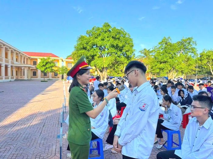 Cán bộ Công an trao đổi với học sinh về những kiến thức, kỹ năng cần thiết để chủ động phòng ngừa các hành vi vi phạm pháp luật.