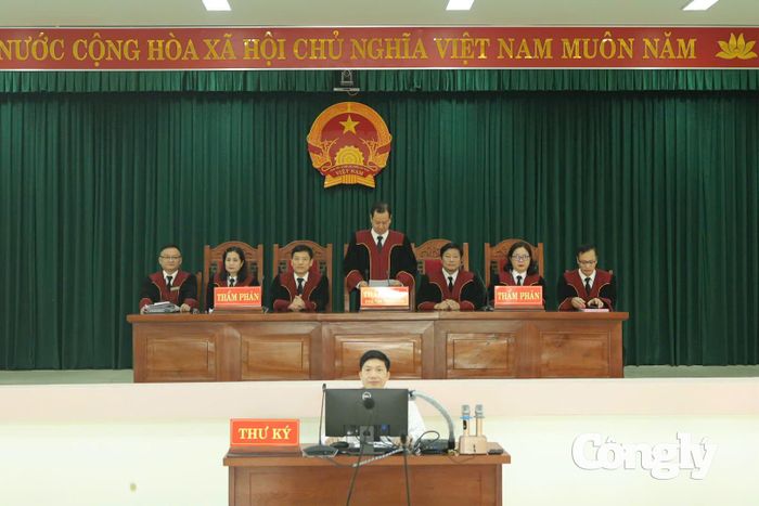 Toàn cảnh phiên tòa tái thẩm vụ án hôn nhân gia đình về “Ly hôn, tranh chấp nuôi con” do Ủy ban Thẩm phán TAND tỉnh Quảng Trị xét xử ngày 22/9.