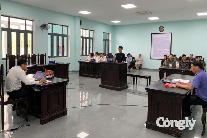 Phiên toà thu hút đông người đến tham dự.