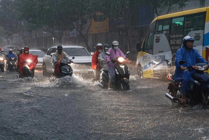 Mưa lớn tiếp diễn tại nhiều khu vực từ miền Trung đến Nam Bộ, nguy cơ ngập úng và sạt lở gia tăng.