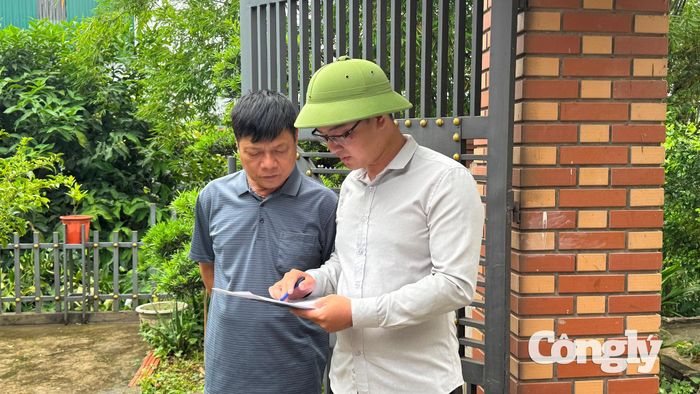 Cán bộ đối soát dữ liệu đất đai với người dân tại cơ sở.