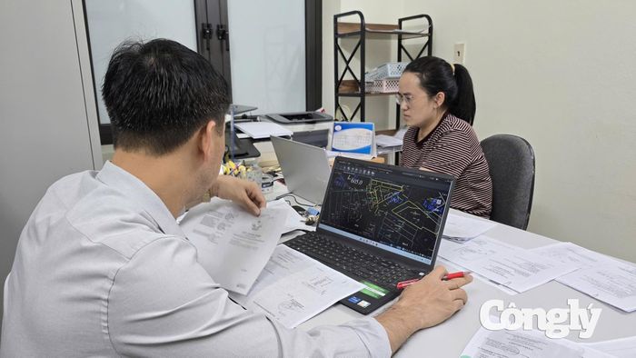 Cán bộ chuyên môn rà soát hồ sơ, đối chiếu dữ liệu bản đồ địa chính trong quá trình chuẩn hóa dữ liệu đất đai.
