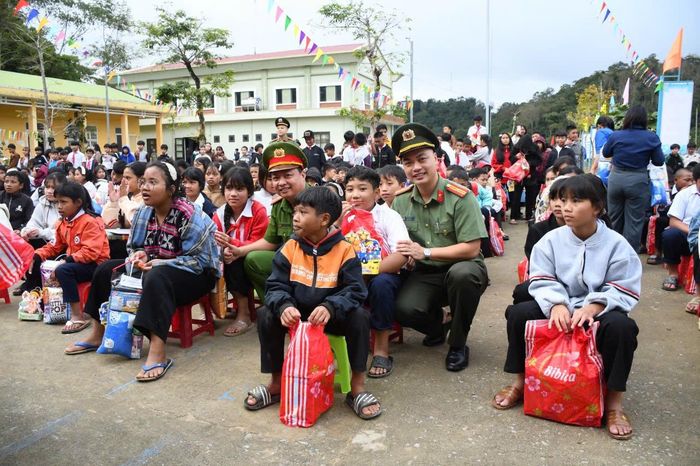 Các em học sinh vùng cao nhận quà Trung thu từ chương trình. (Ảnh: Ban Thanh niên Công an TP Đà Nẵng)
