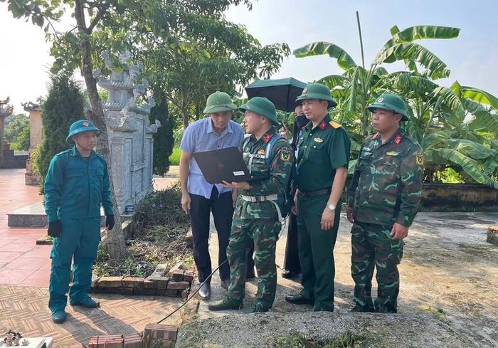 Lực lượng chức năng của Bộ CHQS TP. Hải Phòng sử dụng thiết bị radar xuyên đất dò tìm mộ tập thể tại khu vực Mả Chìa.