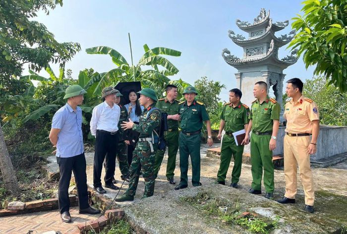 Đại diện Ban Chỉ đạo 515 TP. Hải Phòng và cấp ủy, chính quyền xã Vĩnh Bảo thực địa kiểm tra, chỉ đạo công tác dò tìm, xác định vị trí mộ tập thể liệt sĩ tại khu vực Mả Chìa.