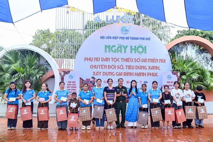 Trao quà tặng con em hội viên, phụ nữ có hoàn cảnh khó khăn tại Ngày hội tổ chức ở xã A Lưới 2.