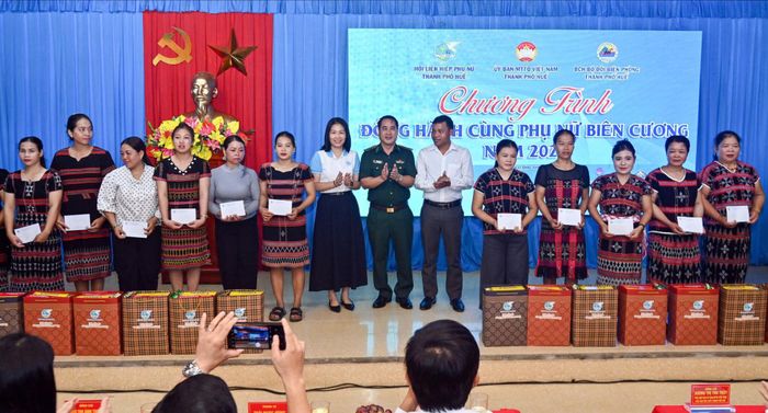 Trao quà tặng các gia đình phụ nữ có hoàn cảnh khó khăn tại xã A Lưới 5.