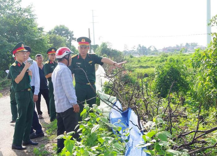 Ban Chỉ đạo tìm kiếm, quy tập và xác định danh tính hài cốt liệt sĩ tỉnh Nghệ An khảo sát vị trí an táng 64 cán bộ, chiến sĩ pháo cao xạ hy sinh năm 1966. (Ảnh: T. Kiên)
