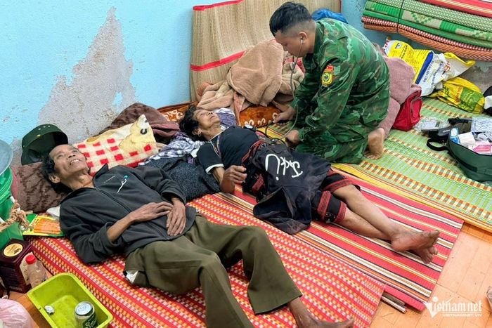 Tổ quân y thăm khám sức khỏe cho người dân tại nơi tránh trú. Ảnh: A.Trường