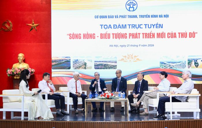 Các chuyên gia trao đổi tại tọa đàm. Ảnh: QT