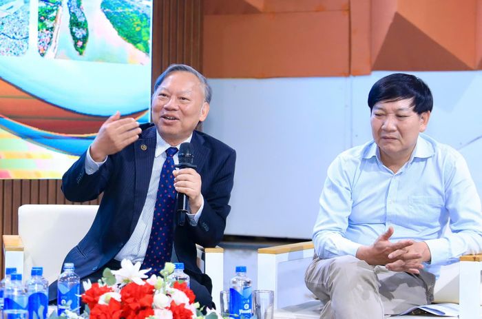 GS.TS.NGND Nguyễn Quang Ngọc, Phó Chủ tịch Hội Khoa học Lịch sử Việt Nam (bên trái). Ảnh: QT