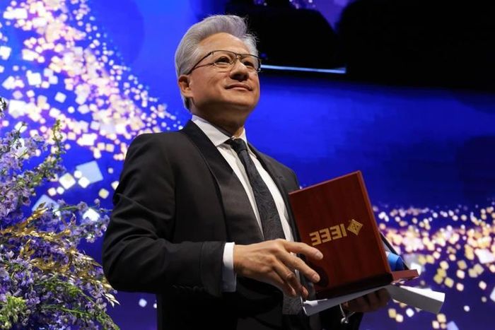 CEO Nvidia Jensen Huang cho rằng các lãnh đạo kêu gọi làm chậm phát triển AI là vì có mục đích khác. Ảnh: IEEE