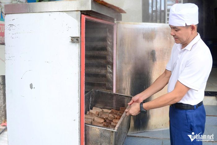 Bên cạnh việc gìn giữ bí quyết làm bánh truyền thống, ông Huấn còn đầu tư máy móc vào các công đoạn xay bột, phối trộn nguyên liệu và hấp bánh
