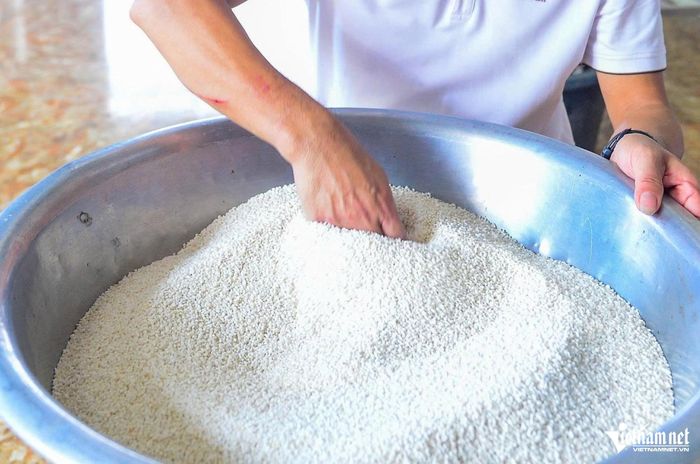 Để làm nên được những chiếc bánh thơm ngon, khâu chọn gạo là yếu tố then chốt