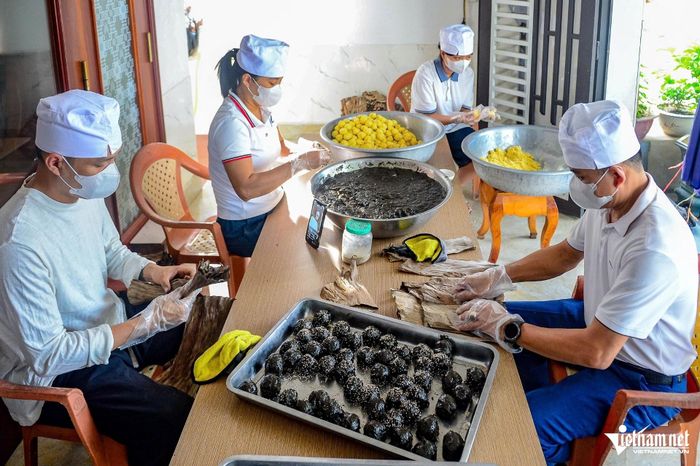 Một cơ sở sản xuất bánh gai đặc sản xứ Thanh
