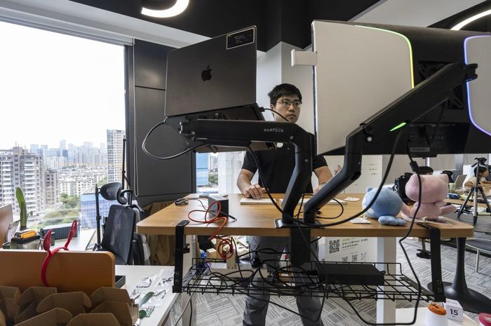 Arvin Chen thiết kế thiết bị microphone để nói chuyện với AI agent. Ảnh: WSJ
