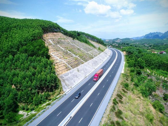 Nhiều dự án đầu tư công áp dụng cơ chế đấu thầu qua mạng góp phần tiết kiệm ngân sách nhà nước, tăng cường tính minh bạch và cạnh tranh lành mạnh. Ảnh: Lê Tiên