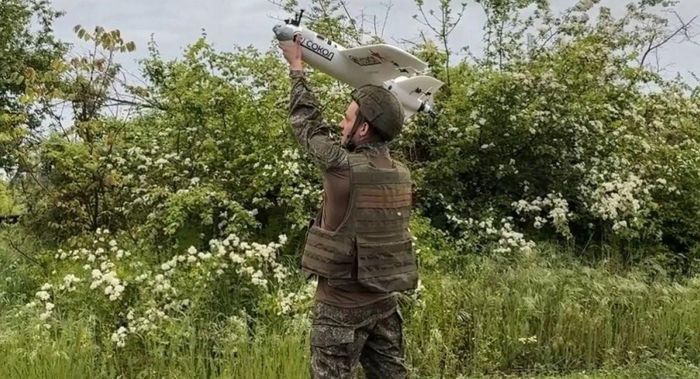 Binh sĩ Nga cùng UAV đánh chặn Sokol-I. (Ảnh: Defence Express/en.defence-ua.com)