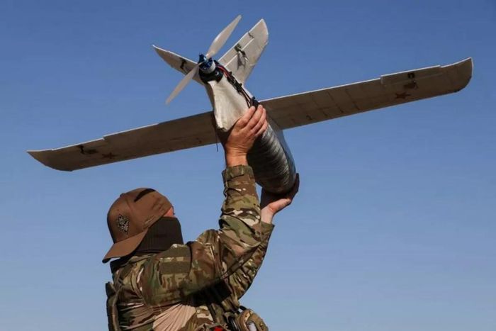 Binh sĩ Nga cùng UAV đánh chặn Sokol-I. (Ảnh: Defence Express/en.defence-ua.com)