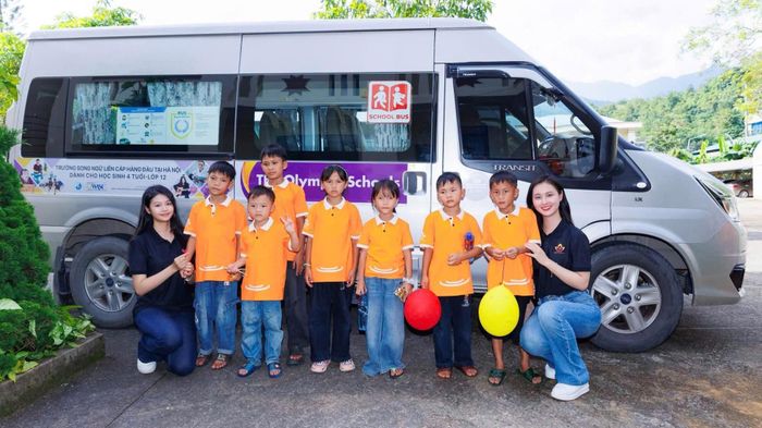 Tú Anh (phải) trong những hoạt động thiện nguyện. Ảnh: NVCC