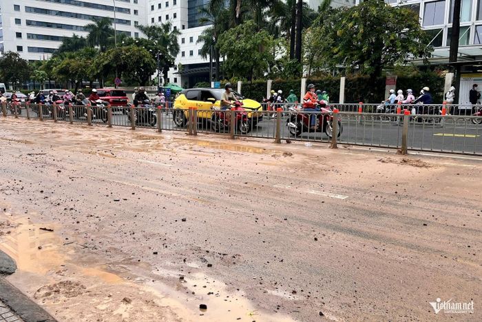 Bùn đất phủ kín hơn 300m đường Cộng Hoà buộc lực lượng chức năng rào chắn để đảm bảo an toàn. Ảnh: Tuấn Kiệt