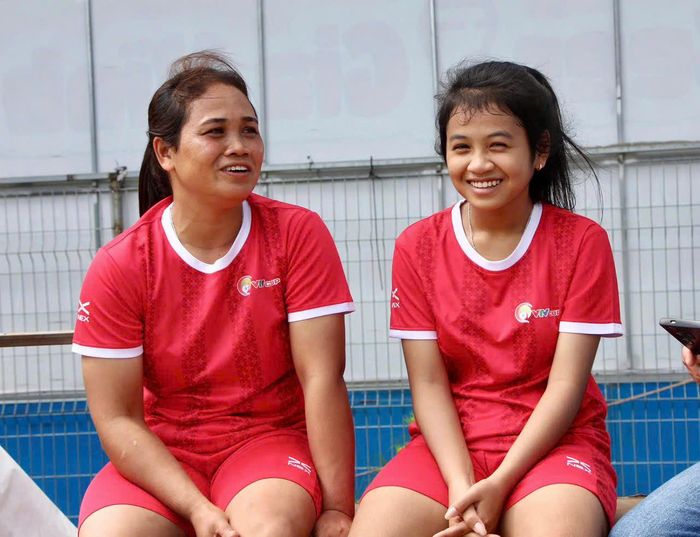 Hình ảnh 2 mẹ con chị H'Theo và con gái H'Giang gây ấn tượng với người hâm mộ khi cùng khoác áo đội tuyển. Ảnh: N.T