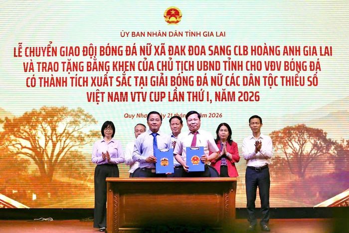 Lễ ký kết chuyển giao đội bóng đá nữ xã Đak Đoa cho Công ty CP Thể thao LPBank Hoàng Anh Gia Lai tiếp nhận, quản lý, đào tạo. Ảnh: ĐVCC
