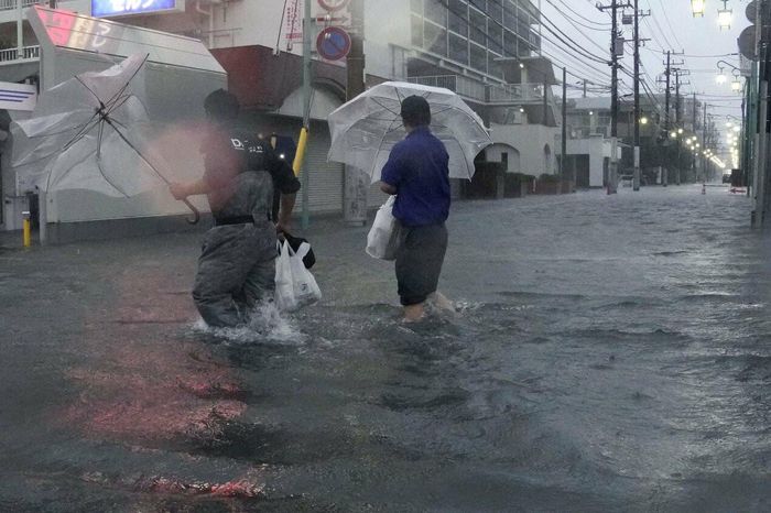 Một con đường ở thành phố Ichikawa bị ngập vì bão Dujuan. Ảnh: Kyodo