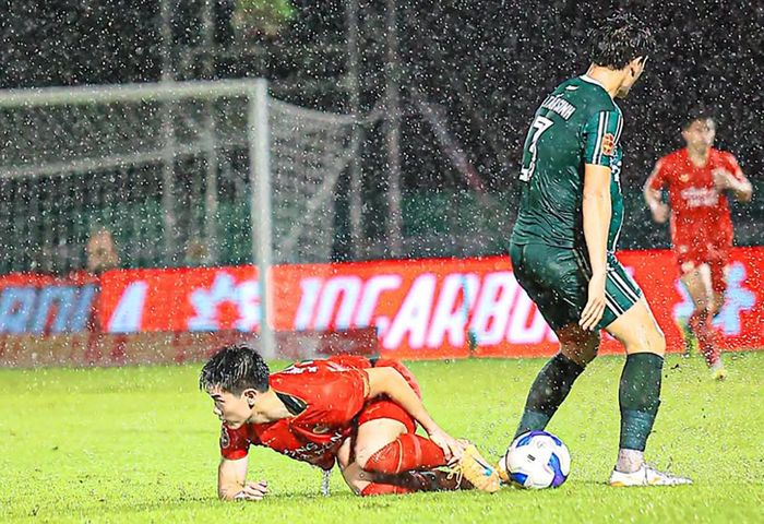 Tấn Sinh phạm lỗi thô bạo với Đình Bắc. Ảnh: CAHN FC