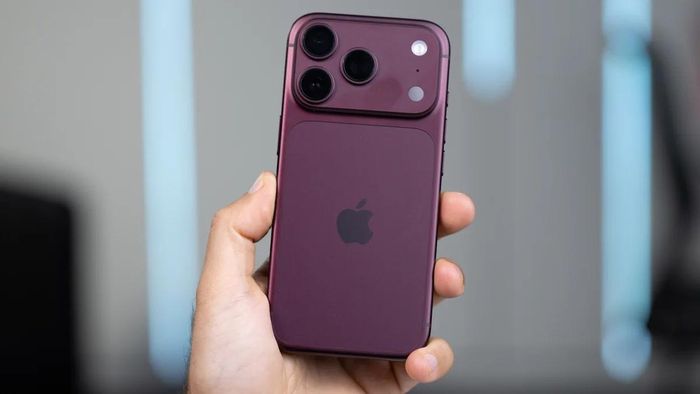 Chiếc iPhone 18 Pro nhỏ gọn màu đỏ rượu vang (Burgundy). Ảnh: PhoneArena