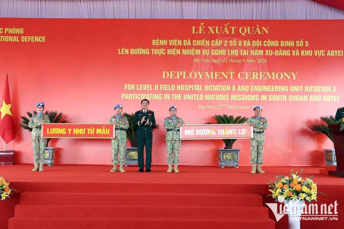 Phó Chủ tịch nước Võ Thị Ánh Xuân trao Quốc kỳ, quyết định cử đi thực hiện nhiệm vụ GGHB Liên Hợp Quốc và bức tranh “Bác vẫn cùng chúng cháu hành quân”. Thượng tướng Nguyễn Trường Thắng, Thứ trưởng Bộ Quốc phòng trao quà của Quân ủy Trung ương, Bộ Quốc phòng.