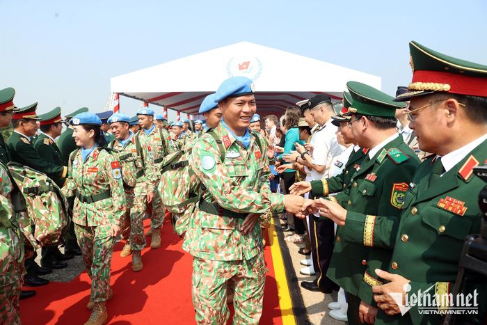 Phó Chủ tịch nước và các đại biểu tiễn đoàn