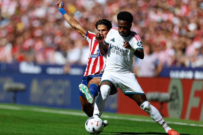 Vinicius bị Giuliano Simeone khai thác phía sau lưng. Ảnh: RMCF