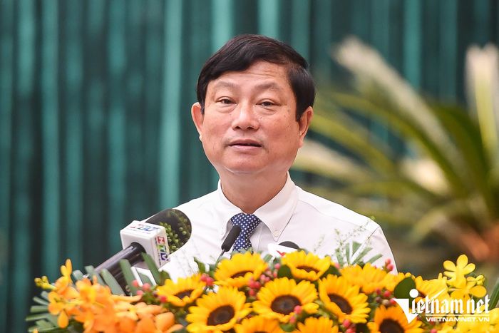 Chủ tịch HĐND TPHCM Võ Văn Minh phát biểu tại kỳ họp. Ảnh: Nguyễn Huế