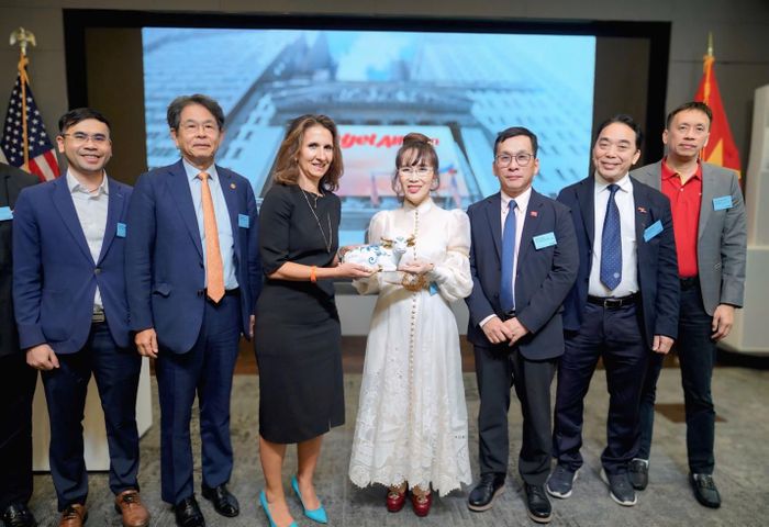 Bà Nguyễn Thị Phương Thảo có chuyến thăm NYSE và gặp gỡ Chủ tịch NYSE Lynn Martin (váy đen) tháng 9/2025