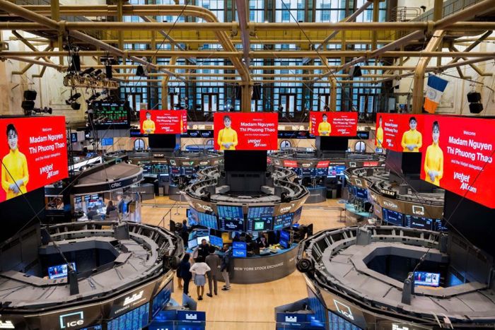 Các bảng điện tử lớn tại sàn chứng khoán lớn hàng đầu thế giới NYSE chào đón Nữ tỷ phú Việt Nam trong ngày đầu tiên thị trường chứng khoán Việt Nam nâng hạng(Hình ảnh do NYSE Group cung cấp. NYSE không khuyến nghị hay xác nhận bất kỳ khoản đầu tư, chiến lược đầu tư, công ty, sản phẩm hoặc dịch vụ nào.)