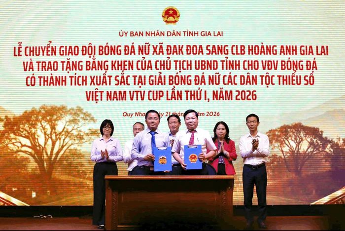 Ký kết chuyển giao đội bóng nữ xã Đak Đoa cho Câu lạc bộ Hoàng Anh Gia Lai quản lý. Ảnh: Phúc Anh