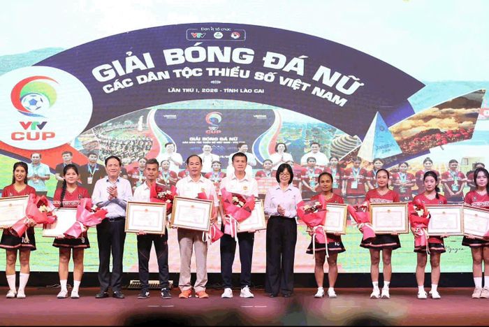 Lãnh đạo UBND tỉnh Gia Lai tặng Bằng khen cho tập thể đội bóng nữ xã Đak Đoa. Ảnh: Phúc Anh