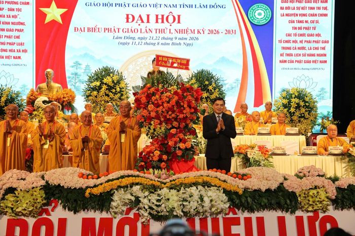 Ông Nguyễn Hoài Anh - Ủy viên Ban Chấp hành Trung ương Đảng, Thứ trưởng Thường trực Bộ Dân tộc và Tôn giáo tặng hoa chúc mừng đại hội. Ảnh: Đặng Hiền