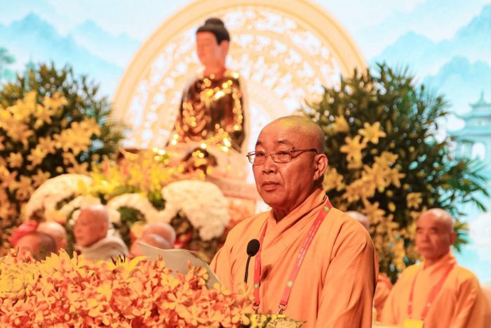 Hòa thượng Thích Minh Nhật - Trưởng Ban Trị sự Giáo hội Phật giáo Việt Nam tỉnh Lâm Đồng kiêm Trưởng Ban Tổ chức đại hội tuyên đọc diễn văn khai mạc. Ảnh: Đặng Hiền