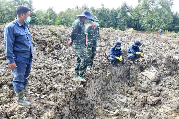 Đội K91 tiếp tục đào tìm từng lớp đất, hy vọng phát hiện thêm hài cốt liệt sĩ trong khu vườn. Ảnh: T.X