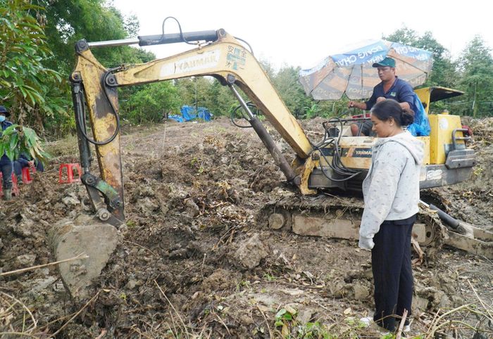 Bà Đón thường xuyên có mặt tại khu vườn, dõi theo việc tìm kiếm hài cốt liệt sĩ của Đội K91. Ảnh: T.X
