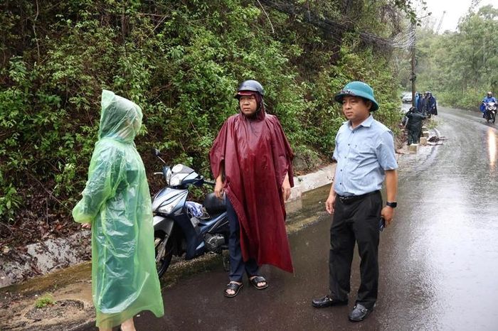 Ông Nguyễn Duy Tuấn, Phó Bí thư Thường trực Đảng ủy phường Quy Nhơn Nam chỉ đạo khắc phục hậu quả thiên tai. Ảnh: Đ.V