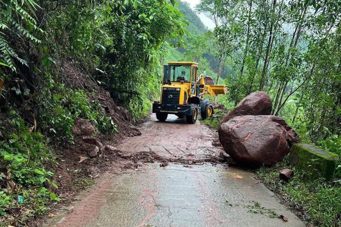 Xe xúc được huy động đến hiện trường thu dọn đất đá sau vụ sạt lở ở Gành Dinh. Ảnh: Q.P