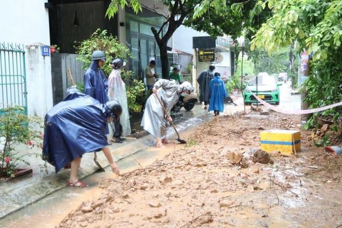 Đất đá tràn xuống đường, ảnh hưởng đến việc lưu thông của người dân. Ảnh: Đ.V