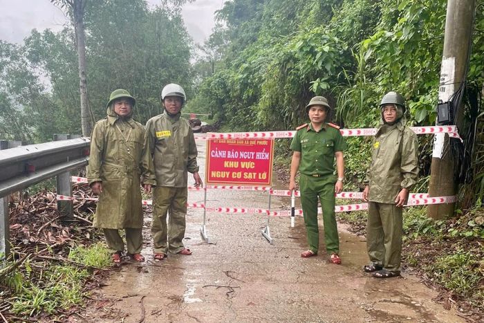 Lực lượng chức năng xã Quế Phước lập chốt, tạm cấm người và phương tiện qua khu vực sạt lở Gành Dinh. Ảnh: Q.P