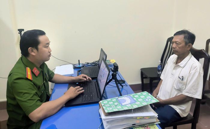 Đối tượng Trần Văn Ngân tại cơ quan công an. Ảnh: CACC