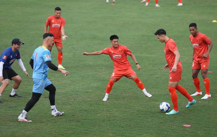 Ngô Đăng Khoa có thể sẽ là cái tên thay thế Quang Hải ở vị trí tiền vệ.